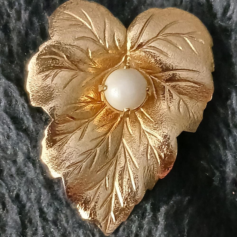 Vintage Signed Sarah Coventry Gold Tone Brooch